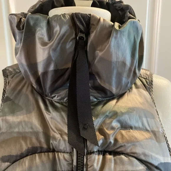 Lululemon Fluffin Awesome Puffer Vest Size 4 Full Zip Camo Goose Down Athleisure